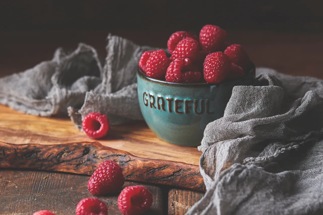 Cuenco de frutos rojos de temporada listos para el relleno